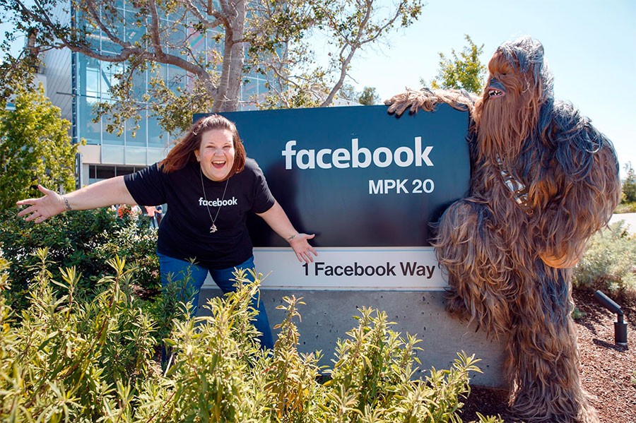 Candace Payne y Chewbacca en las instalaciones de Facebook. / MARK ZUCKERBERG