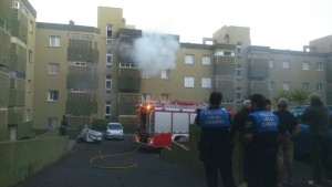 Bomberos y policías locales frente a la vivienda afectada. / @policialocalSC