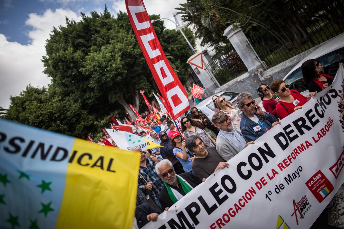 Cabecera de la manifestación del Primero de Mayo en la capital tinerfeña, con la presencia de líderes sindicales. / ANDRÉS GUTIÉRREZ