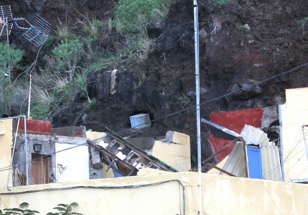 Estado en el que quedó la vivienda a la que le cayó encima una roca deslizada de la ladera en María Jiménez. / S. M.