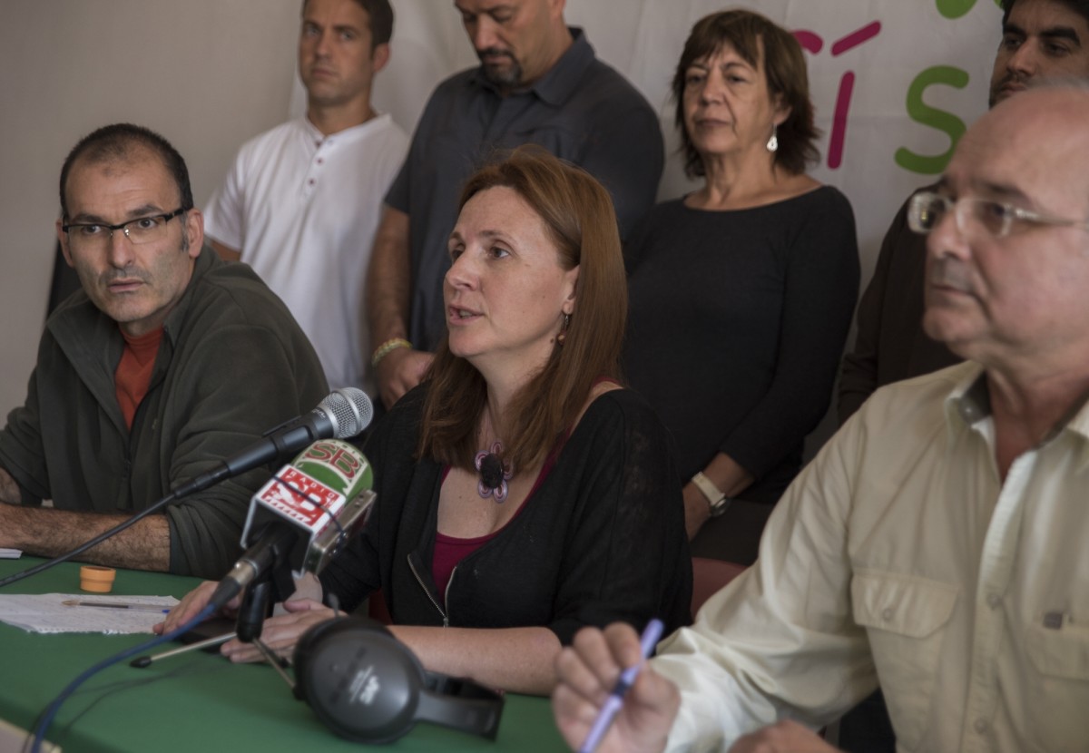 Dirigentes y cargos públicos de Sí se puede, durante la rueda de prensa ofrecida en la capital tinerfeña. / MARTA VÁZQUEZ