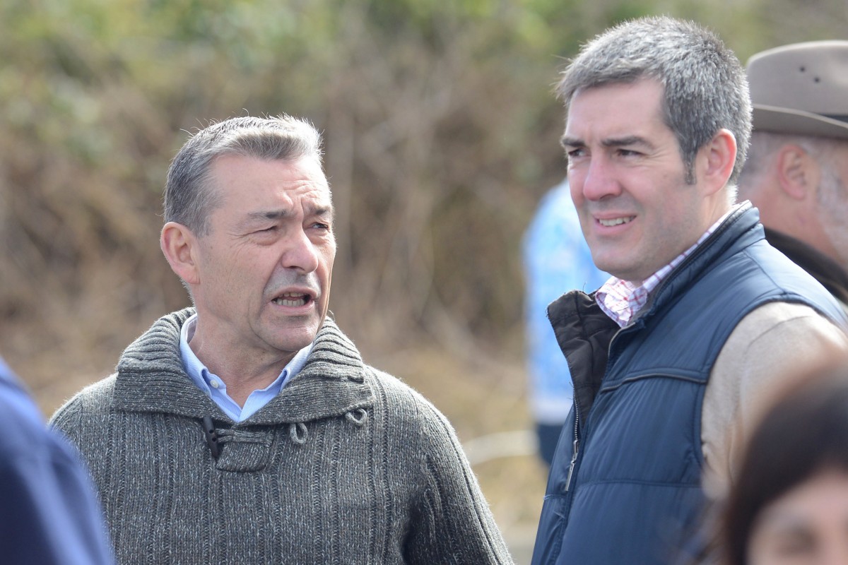 Rivero y Clavijo, juntos, cuando el primero era presidente del Gobierno y el segundo alcalde lagunero, durante una competición de arrastre de ganado. / SERGIO MÉNDEZ