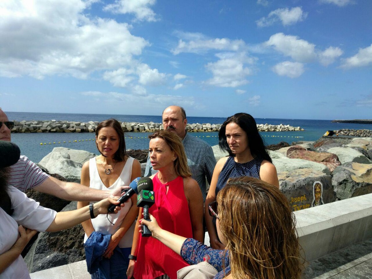 Ana Zurita, junto a otros dirigentes y cargos públicos del PP, en la avenida marítima del barrio de San Andrés. / DA