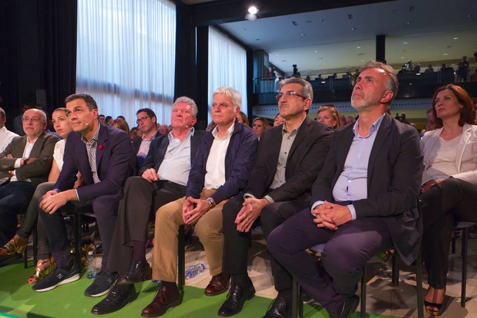 Román Rodríguez y Pedro Quevedo, con Pedro Sánchez en un acto de campaña de PSOE-NC. / DA Román Rodríguez y Pedro Quevedo, con Pedro Sánchez en un acto de campaña de PSOE-NC. / DA