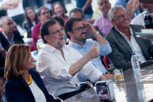 Mariano Rajoy sigue el partido España-Turquía. / FRAN PALLERO
