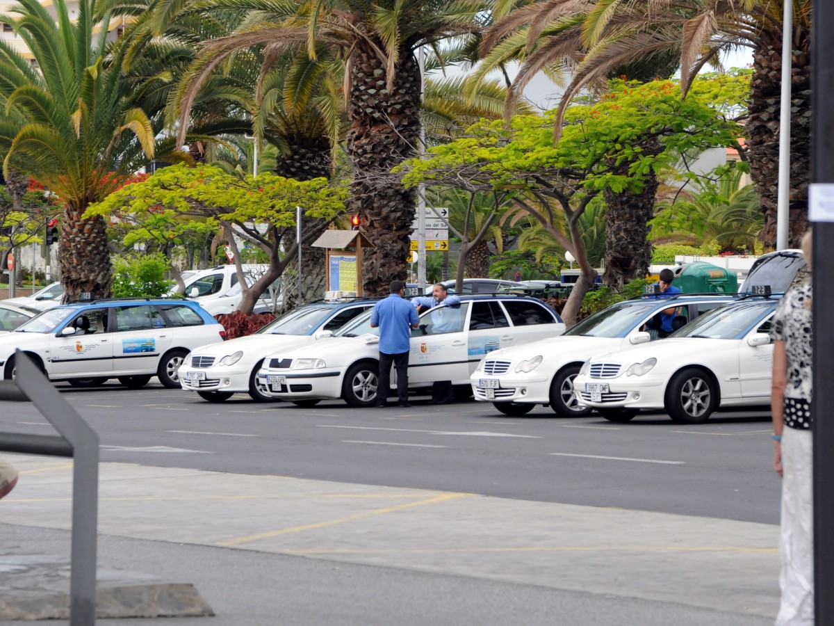El sector se queja del intrusismo en zonas turísticas con coches particulares y microbuses. Moisés Pérez