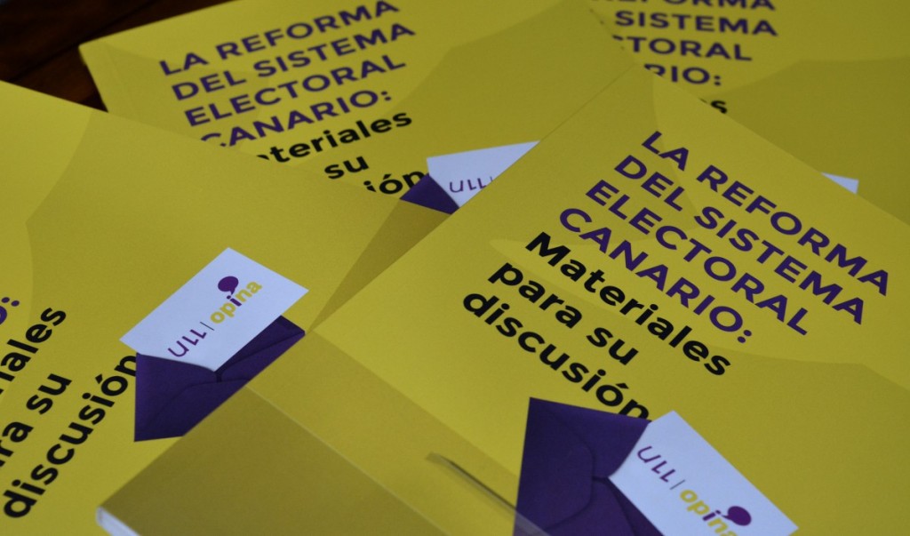 Ejemplares del libro de la colección ULL Opina sobre la reforma electoral. / DA