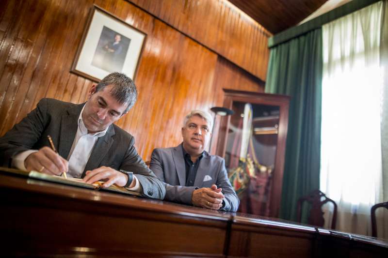 Clavijo firmó en el libro de visitas, la primera oficial de un presidente del Gobierno canario a Arafo / A.G.