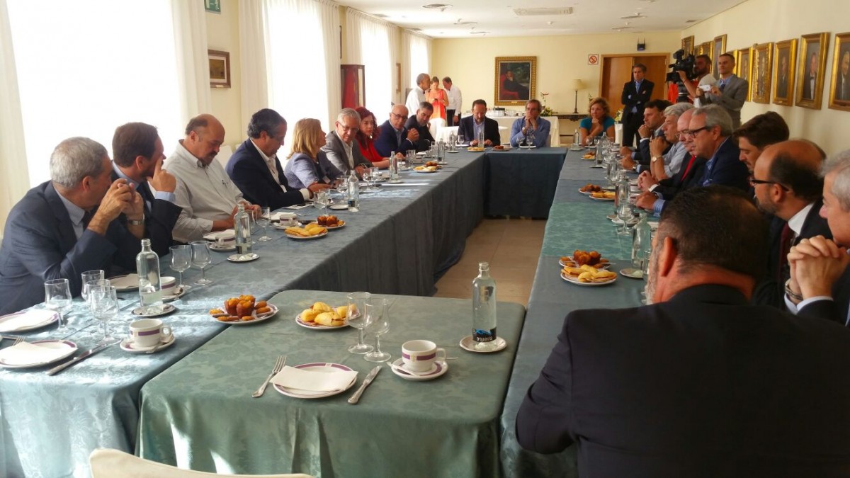 La candidata del PP se reunión con directivos de la CEOE Tenerife y la Cámara de Comercio. / DA