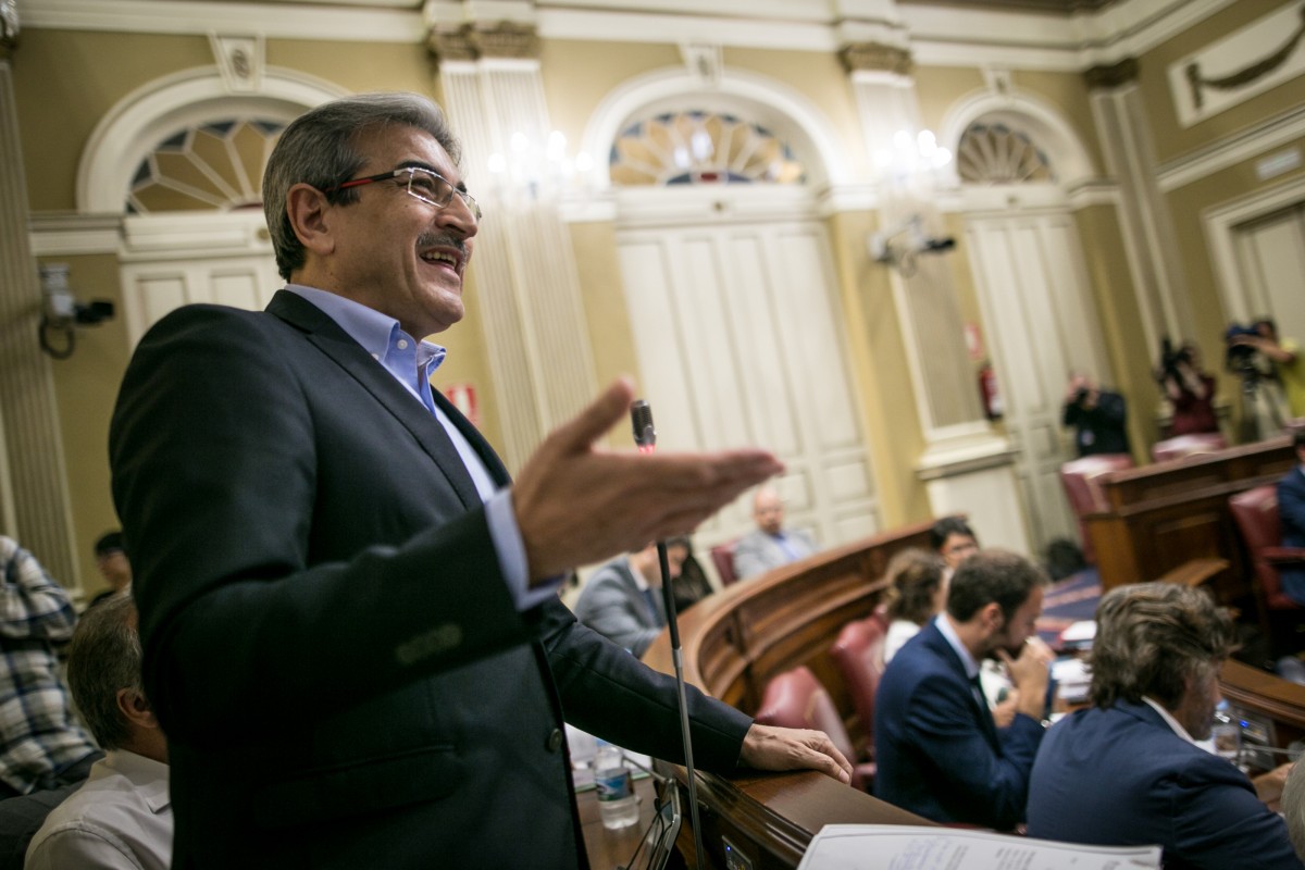 Román Rodríguez, presidente de NC, durante un pleno parlamentario. / ANDRÉS GUTIÉRREZ