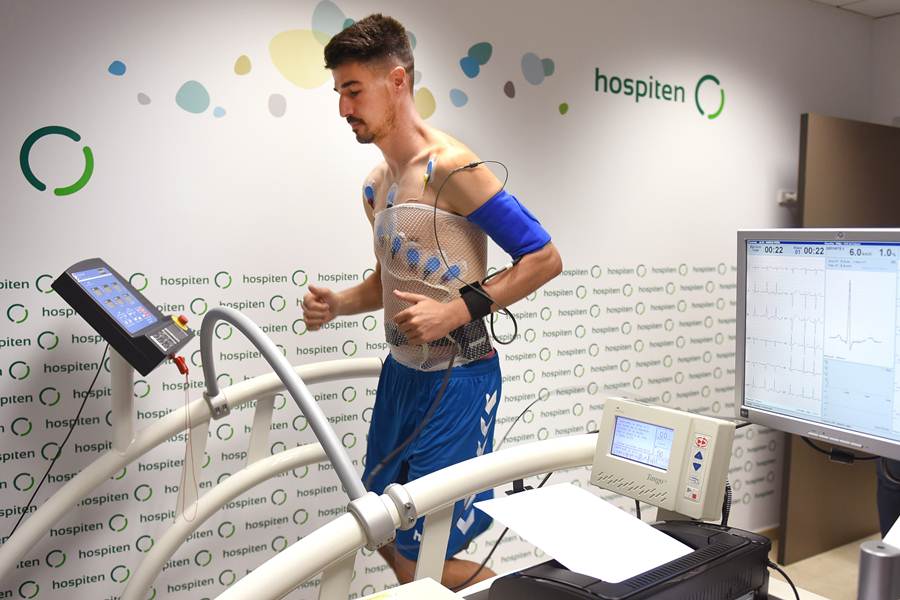 Álex García, una de las caras nuevas, pasó ayer el reconocimiento médico. S.M.