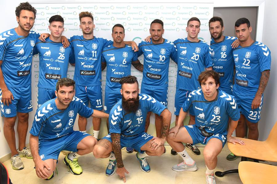 Germán, Cristo, Omar, Vitolo, Suso, Ale González, Aitor Sanz, Nano, Iñaki, Marc Crosas y Raúl Cámara posan mientras pasaba exámen médico álex garcía. SERGIO MÉNDEZ