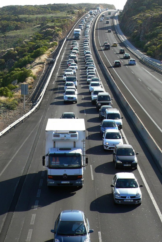 Atasco de tráfico en la autopista del Sur. DA