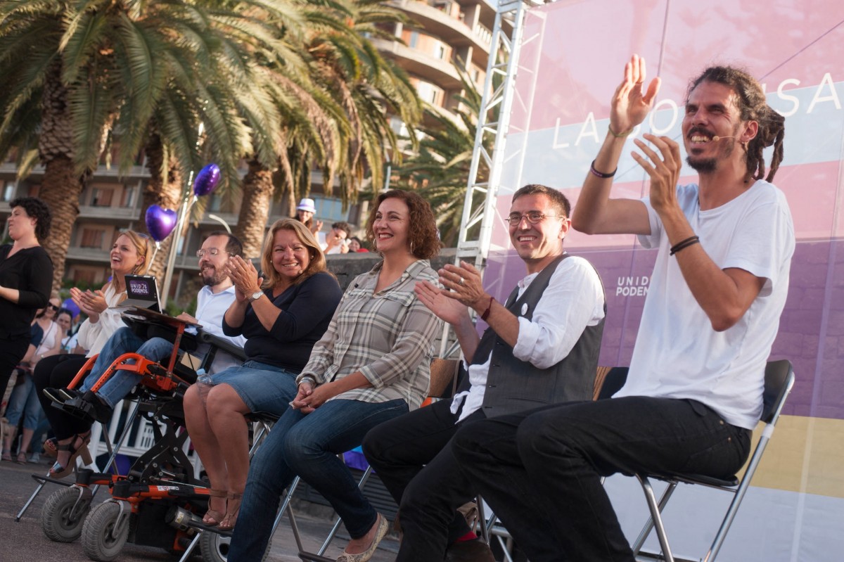 Mitin de Podemos días antes de las elecciones del 26J en Santa Cruz de Tenerife, con la asistencia de líderes nacionales como Pablo Echenique y Juan Carlos Monedero. / FRAN PALLERO