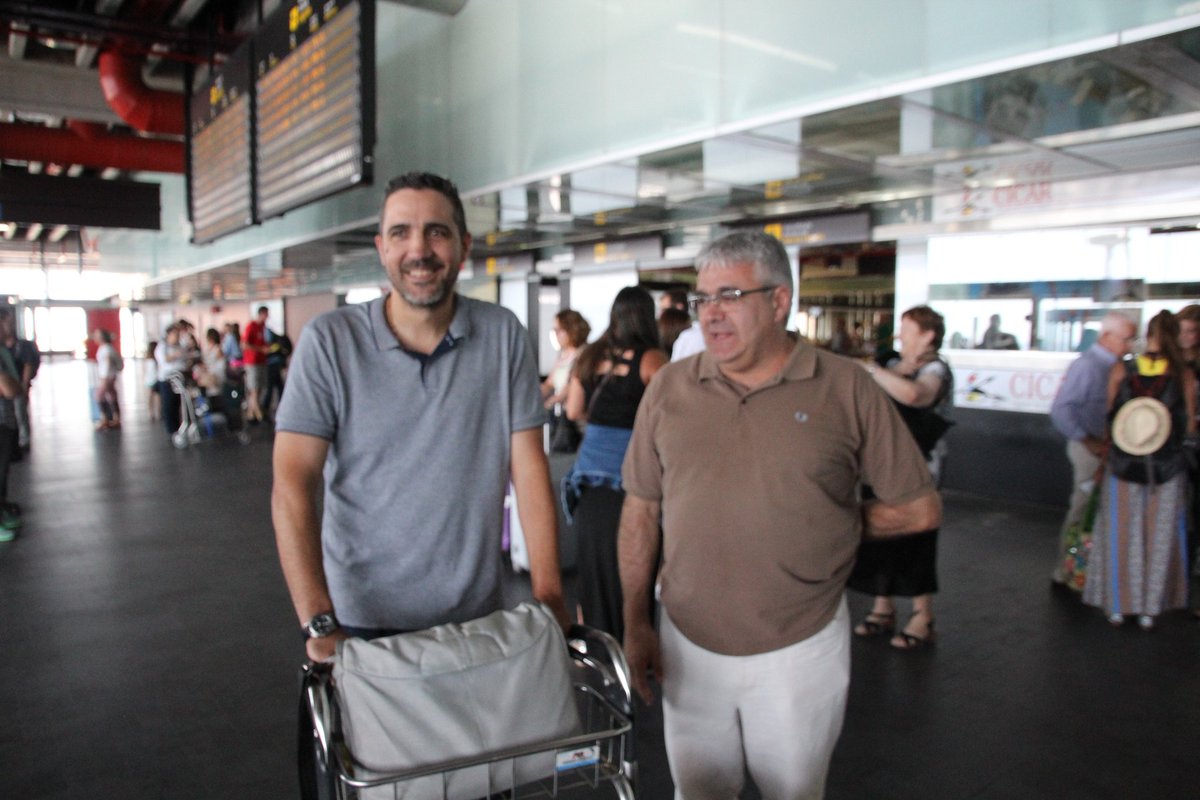 El nuevo entrenador del CD Mensajero a la llegada del aeropuerto palmero en compañía de Guillermo Jiménez, director deportivo. /CD Mensajero