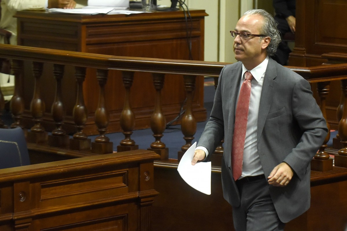 Jesús Morera, consejero de Sanidad, en el pleno del Parlamento de Canarias. / SERGIO MÉNDEZ