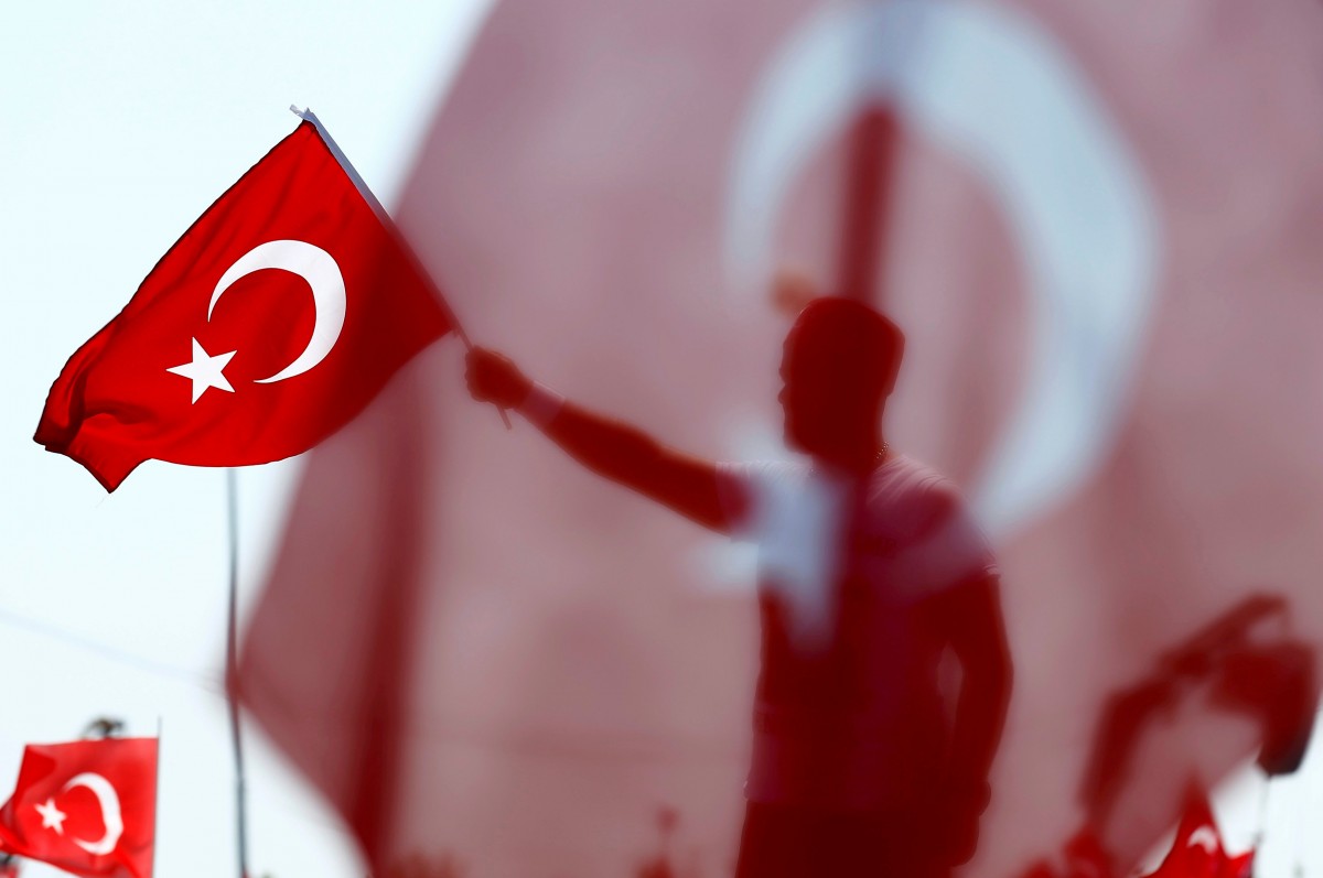 Un hombre ondea una bandera de Turquía durante la mafnistación de apoyo a la democracia en ese país | FOT: REUTERS/Umit Bektas    