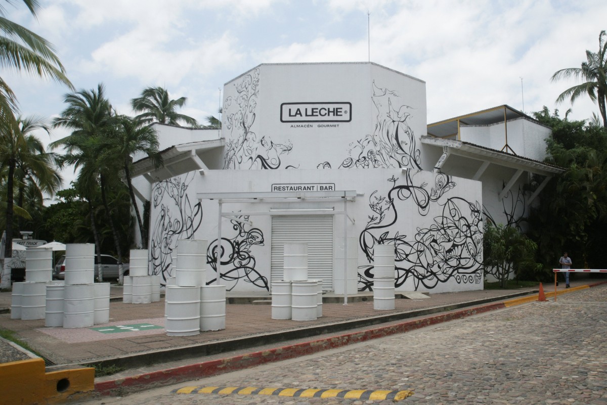 Restaurante 'La Leche' en puerto Vallarta donde fueron secuestrados los miembros del Cártel | FOTO: REUTERS/David Díaz 