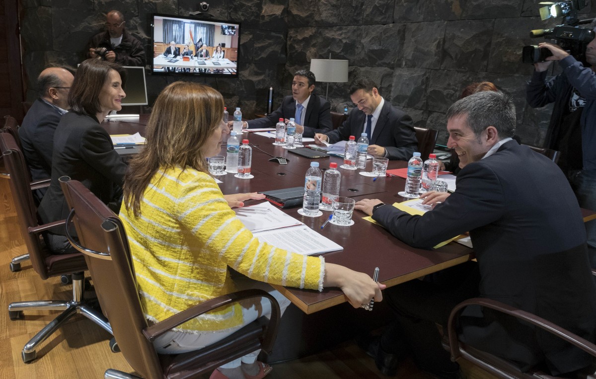 Fernando Clavijo y la consejera de Política Territorial, Nieves Lady, en primer plano, durante un Consejo de Gobierno. / DA