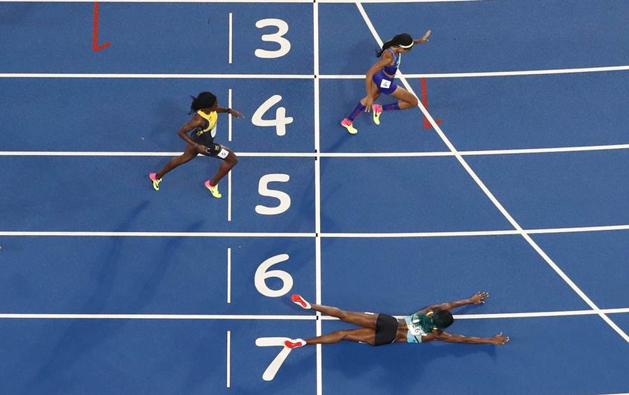Espectacular imagen con la llegada a meta de Miller, literalmente volando. | REUTERS