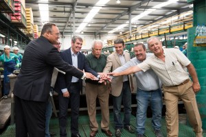 Clavijo y Quintero, junto a agricultores y directivos del sector platanero, durante la entrega del primer certificado IGP. / DA