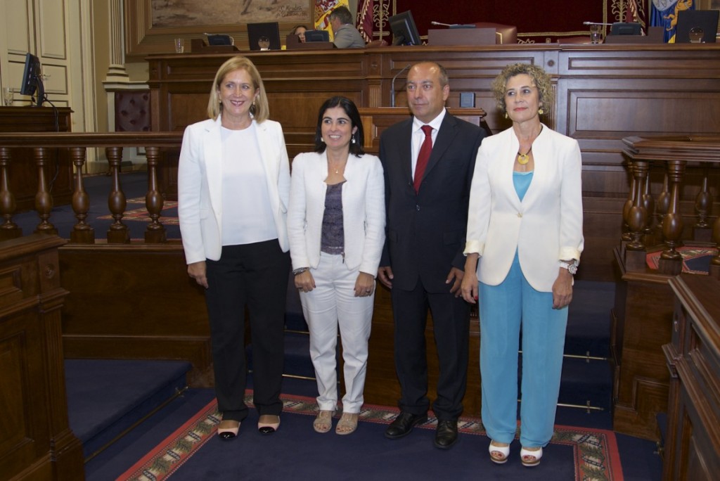 La presidenta del Parlamento de Canarias, Carolina Darias, junto a Mercedes Roldós, Julio Cruz y María del Mar Julios. / DA