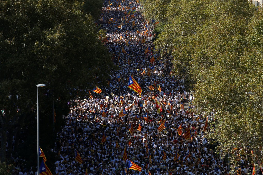 Personas con esteladas en la gran manifestación de la Diada. | REUTERS
