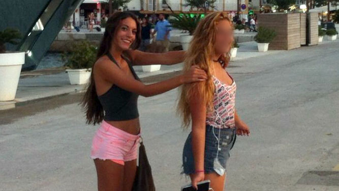 Diana Quer junto a una amiga