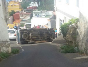 El todoterreno que volcó en La Victoria bloqueó la vía. L@s Jardiner@s 