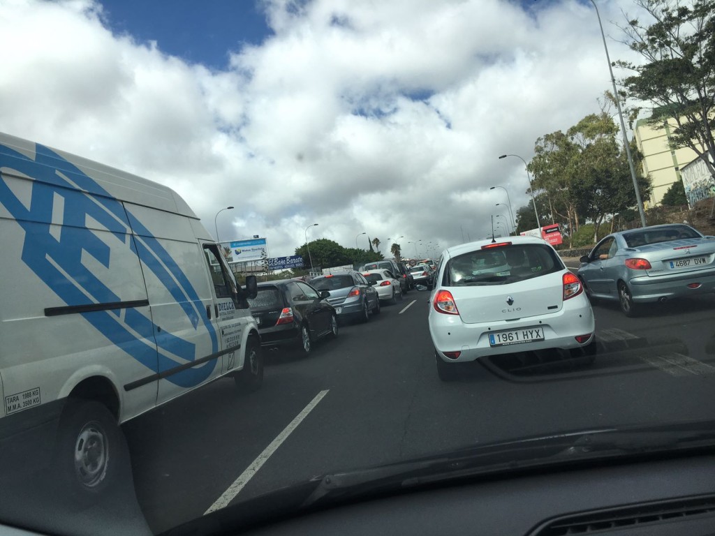 Imagen de las colas a la salida de Santa Cruz. | F. P.