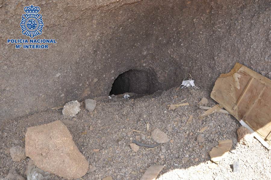 Sobre estas líneas, agujero que da a la cueva donde se encontró el cuerpo; abajo, las esposas que portaba. DA
