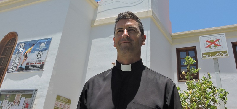 El cura José Estévez Herrera, ante la iglesia del Carmen. Norchi