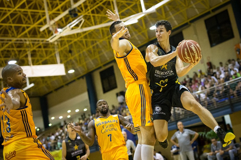 San Miguel busca un pase ante la exigente defensa del Gran Canaria. Andrés Gutiérrez