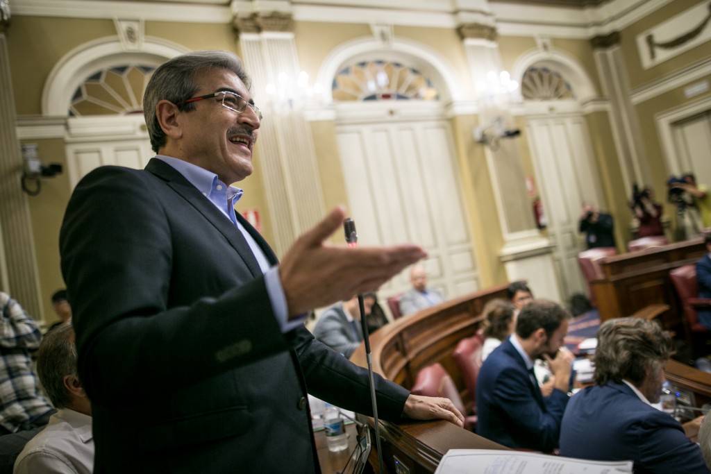 El líder de Nueva Canarias, Román Rodríguez, durante un pleno del Parlamento. / ANDRÉS GUTIÉRREZ