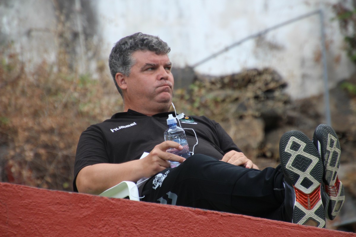 El entrenador del Toledo, Onésimo Díaz presenció el choque en la grada al estar sancionado por seis partidos. / José Ayut