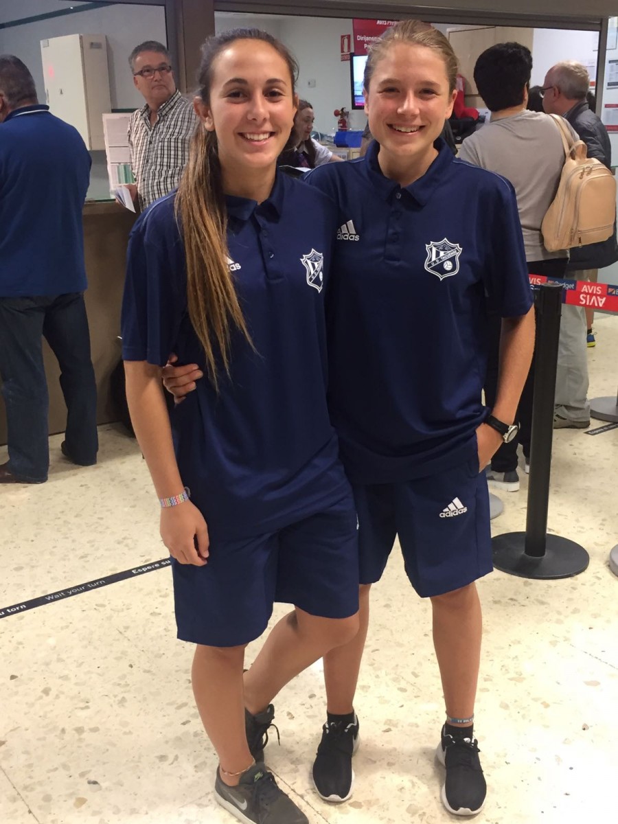 Las dos nuevas jugadoras de la UD Tacuense con la expedición que viajó a Valencia. /DA