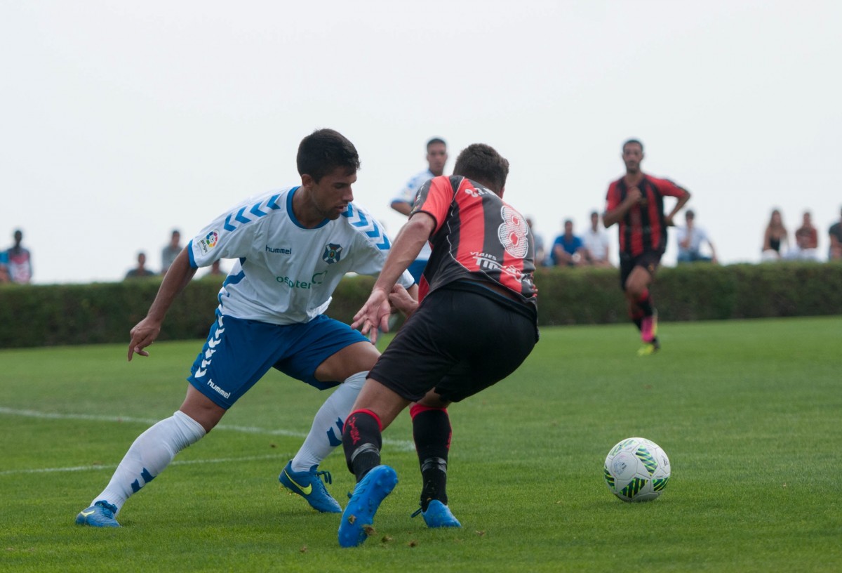 Una acción del choque Tenerife B-Unión Viera jugado jornadas atrás. /Sergio Méndez