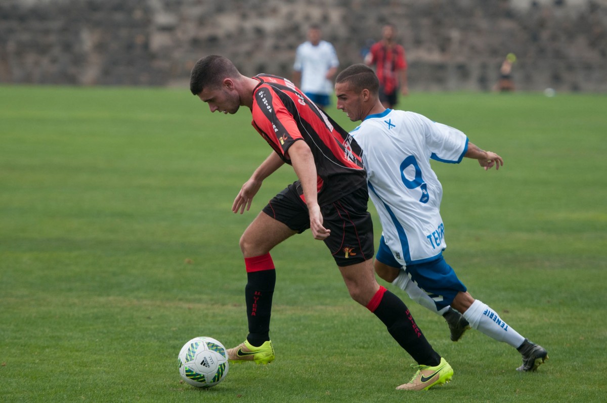 Una acción del choque Tenerife B-Unión Viera jugado jornadas atrás. /Sergio Méndez