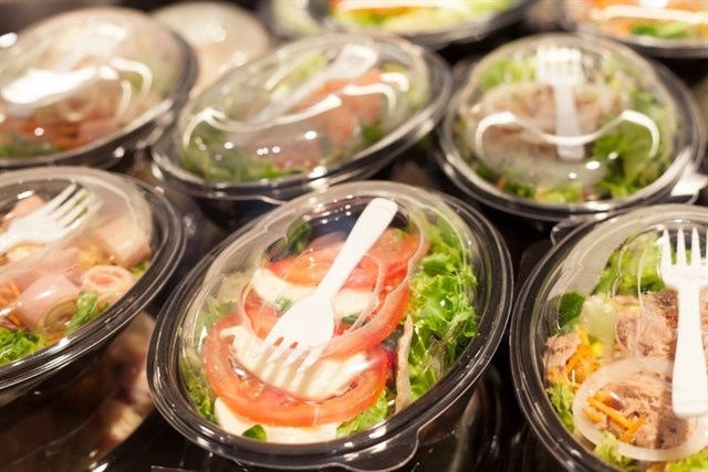 Ensaladas precortadas vendidas en recipientes de plástico | FOTO: GETTY