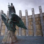 El monumento a Franco ha sido objeto de pintadas. | Foto: Andrés Gutiérrez