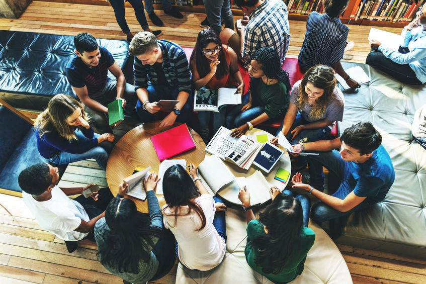 Alumnos estudiando en grupo | DA