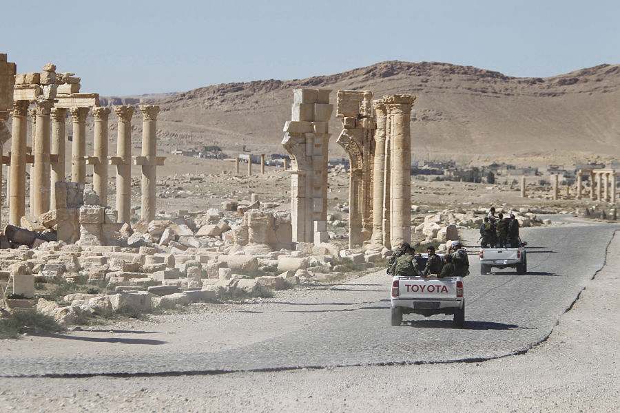 Soldados del ejército sirio circulan frente a las ruinas de la ciudad histórica de Palmira, Siria | REUTERS/Omar Sanadiki