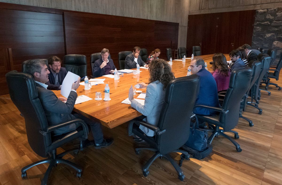 Clavijo (segundo por la derecha), con Alonso, Chacón y Delgado, durante la reunión mantenida en la sede de Presidencia del Gobierno en la capital tinerfeña. DA
