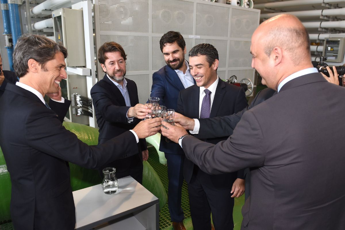 Autoridades brindan tras el acto de inauguración en la planta de procesamiento