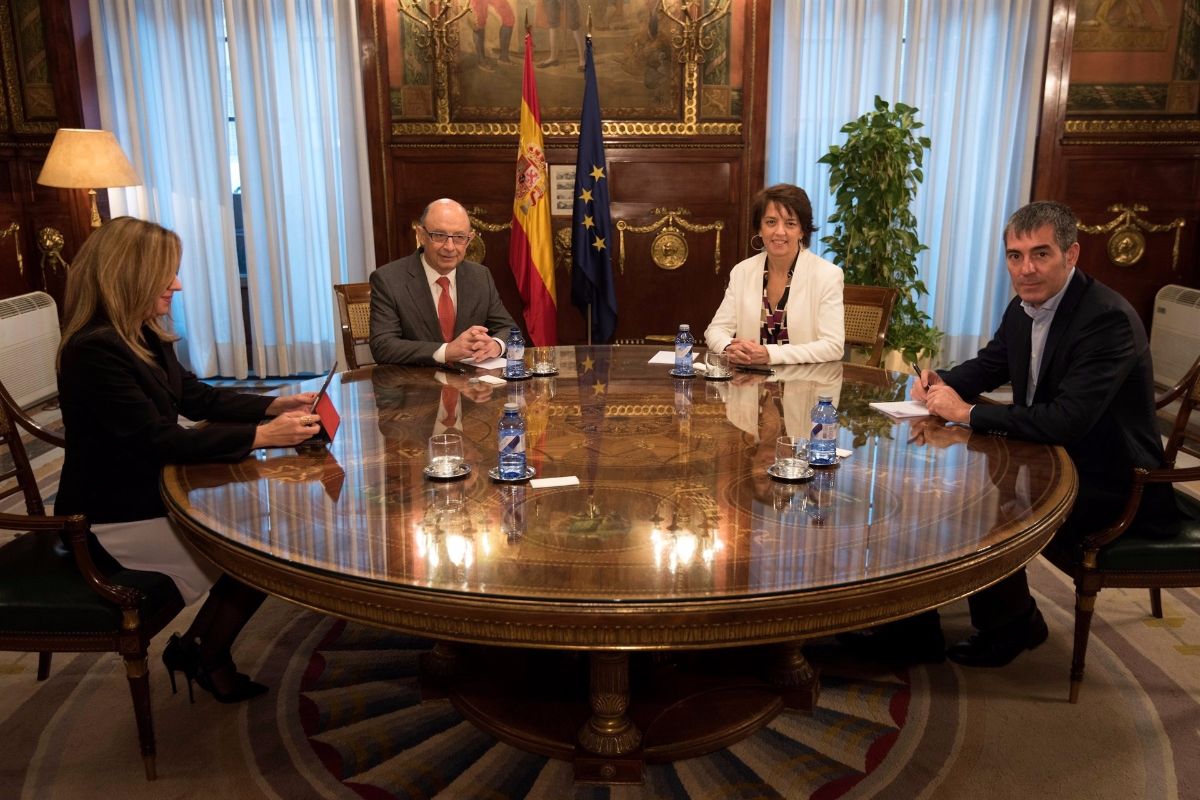 Rosa Dávila y Fernando Clavijo se reúnen con Cristóbal Montoro | FOTO: Arturo Rodríguez