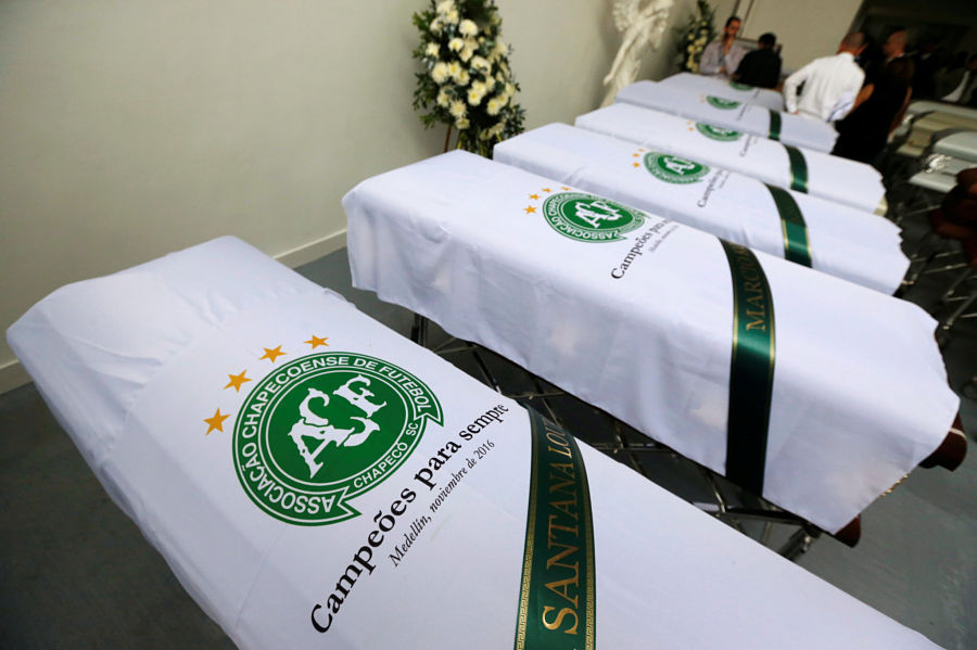 Féretros de los jugadores del Chapecoense fallecidos en el accidente de avión, Medellín | FOTO: REUTERS/Jaime Saldarriaga