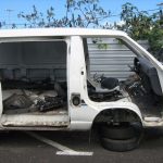 No es un desguace, es un depósito del servicio municipal de grúas en La Laguna, donde supuestamente se sacaban piezas de los coches, algunos de ellos retirados apenas unos días antes. DA