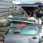 No es un desguace, es un depósito del servicio municipal de grúas en La Laguna, donde supuestamente se sacaban piezas de los coches, algunos de ellos retirados apenas unos días antes. DA
