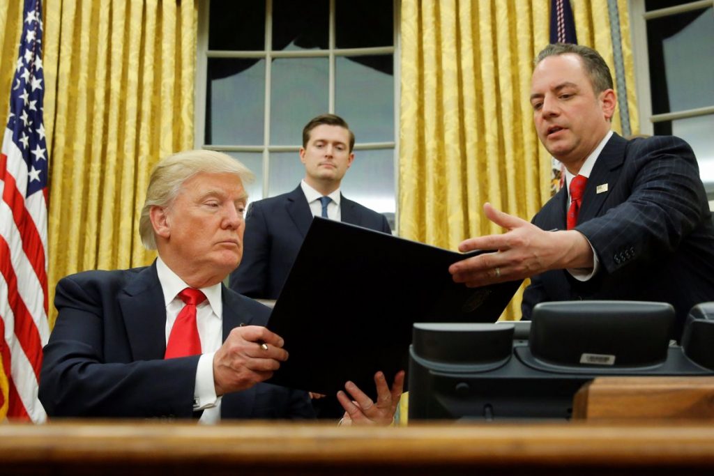 Trump firma su primera orden ejecutiva contra la reforma sanitaria de Obama