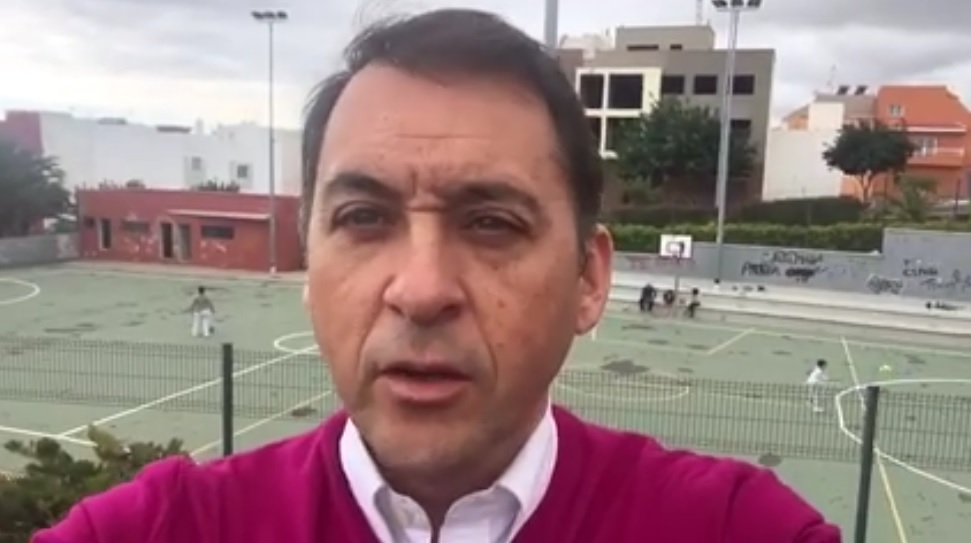El alcalde de Santa Cruz, José Manuel Bermúdez, en el polideportivo de La Gallega | Facebook